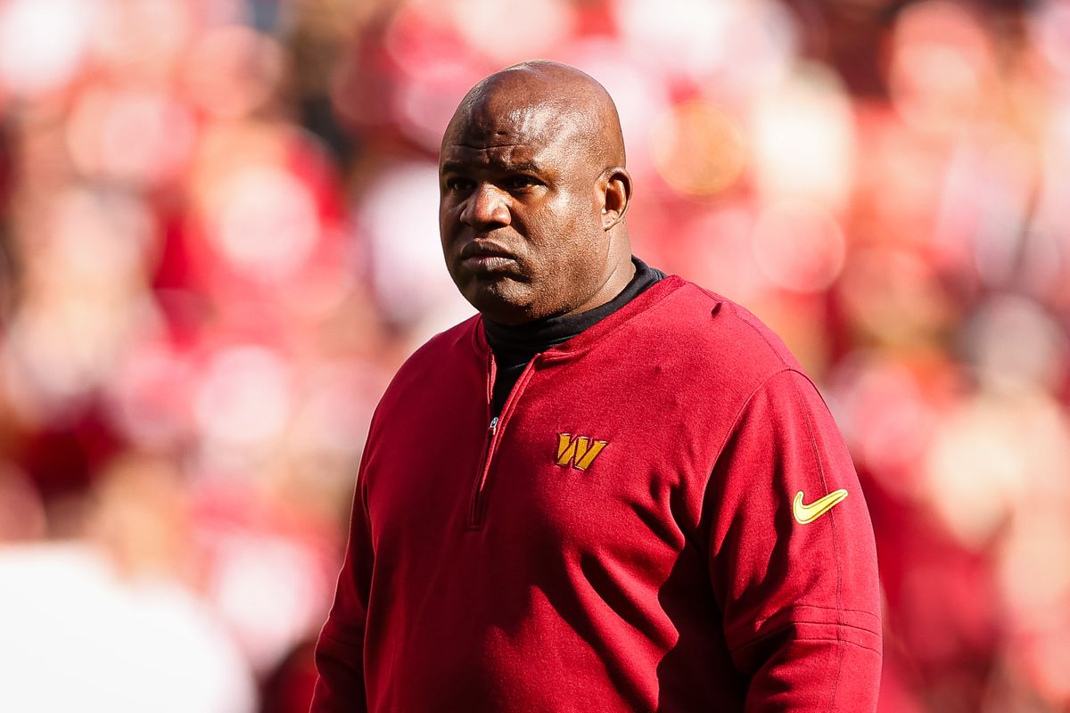 Eric Bieniemy, entonces miembro de los Washington Commanders, observa antes del partido contra los San Francisco 49ers en el FedExField el 31 de diciembre de 2023.