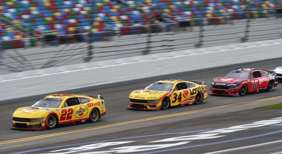 Joey Logano (22) and Michael McDowell (34) lead a pack of Fords during the final practice before the Daytona 500, Friday, February 16, 2024, at Daytona International Speedway.