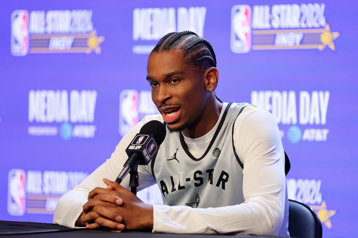 INDIANAPOLIS, INDIANA - 17 DE FEBRERO: Shai Gilgeous-Alexander #2 del Thunder de Oklahoma City habla con los medios en Gainbridge Fieldhouse el 17 de febrero , 2024 en Indianapolis, Indiana. NOTA PARA el USUARIO: El Usuario reconoce y acepta expresamente que, al descargar y o usar esta fotografía, el Usuario es  consentimiento a los términos y condiciones del Acuerdo de licencia de Getty Images. (Foto de Stacy Revere/Getty Images)