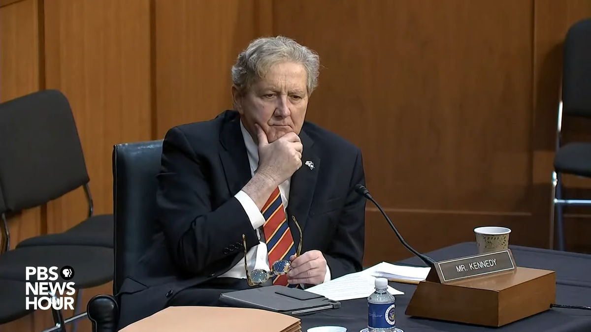 El senador John Kennedy (R-La.) durante una audiencia en el Senado sobre la NCAA y los estudiantes-atletas que se benefician de NIL