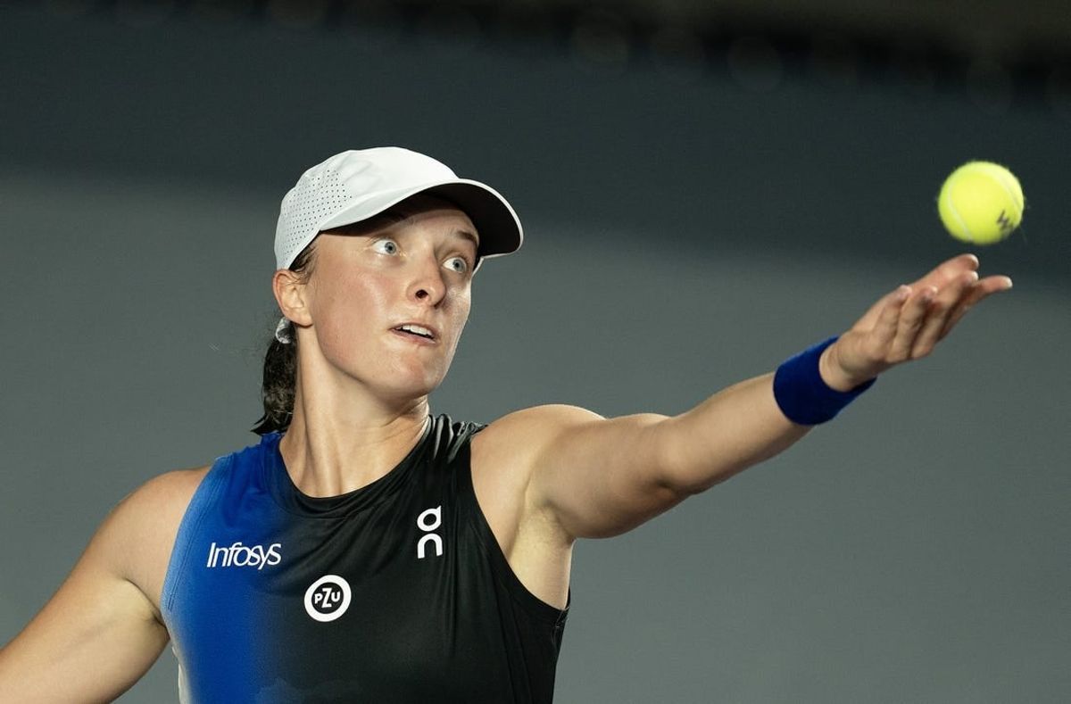 Oct 30, 2023; Cancun, Mexico;  Iga Swiatek (POL) tosses the ball to serve during her match against Marketa Vondrousova (CZE) on day two of the GNP Saguaros WTA Finals Cancun.