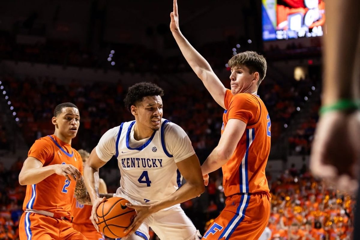 Jan 6, 2024; Gainesville, Florida, USA; Kentucky Wildcats forward Tre Mitchell (4) battles with Florida Gators forward Alex Condon (21) during the first half at Exactech Arena at the Stephen C. O'Connell Center.