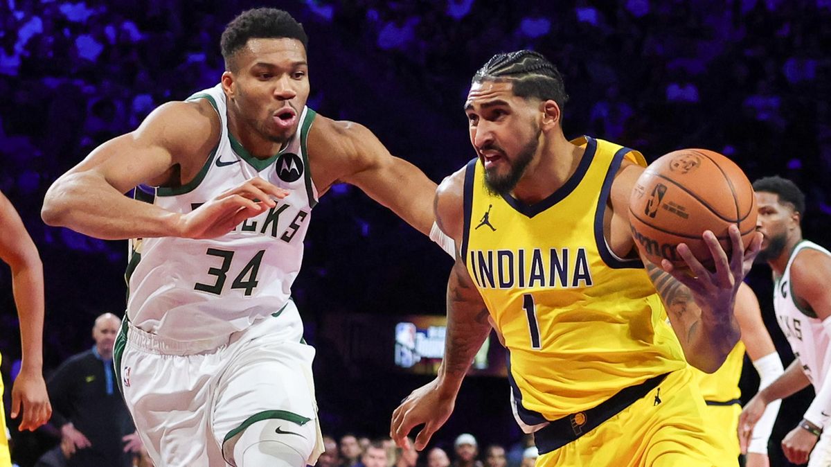 Giannis Antetokounmpo (34) wasn’t happy about the Bucks’ effort.