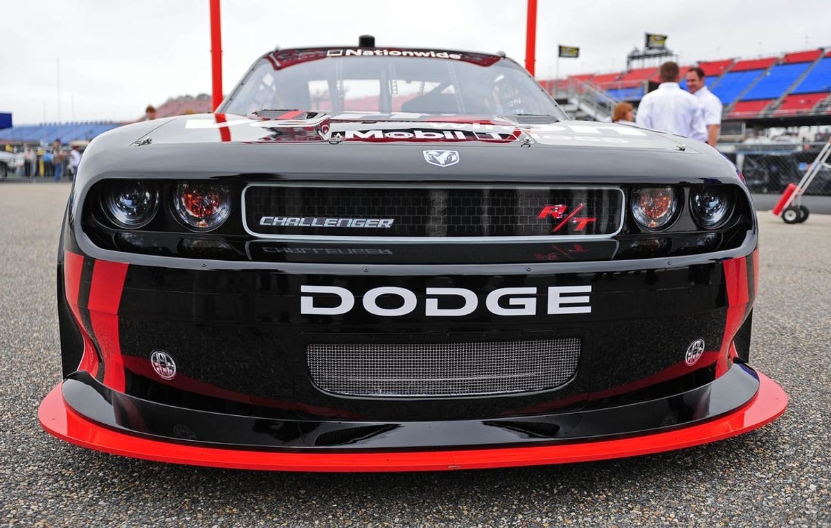 30 de outubro de 2009; Talladega, AL, EUA; Vista detalhada do nariz do novo carro 2010 do futuro Dodge Challenger, a ser dirigido pelo piloto da NASCAR Nationwide Series, Justin Allgaier, no Talladega Superspeedway. Crédito obrigatório: Mark J. Rebilas-Imagn Images