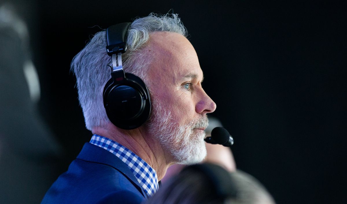 John Buccigross calls the game between the Minnesota Golden Gophers and the Western Michigan Broncos