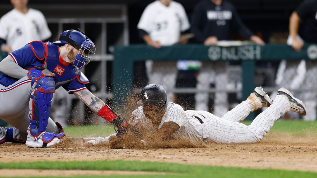 Chicago White Sox shortstop Elvis Andrus scores the winning run