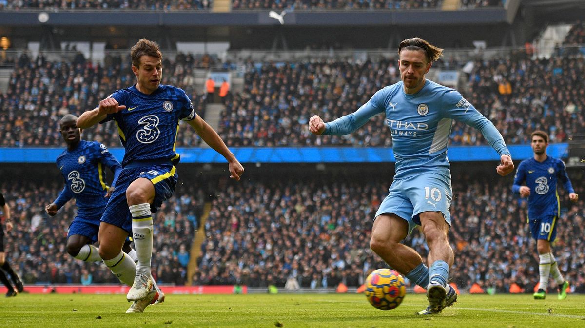Cesar Azpilicueta (l.) vies with Manchester City’s English midfielder Jack Grealish