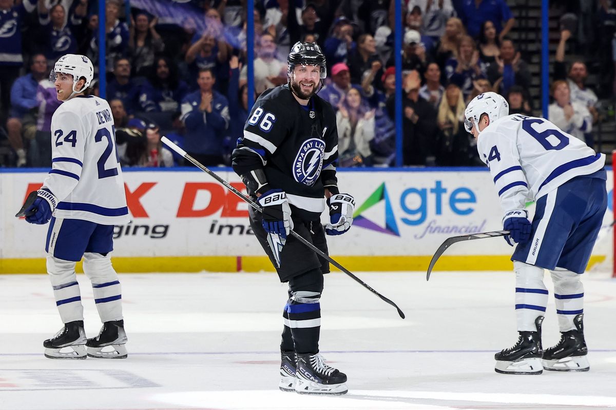 TAMPA, FL - 17 DE ABRIL: Nikita Kucherov #86 del Tampa Bay Lightning celebra su asistencia número 100 en la temporada como Connor Dewar # 24 y David Kampf #64 de los Toronto Maple Leafs reaccionan durante el segundo período en el Amalie Arena el 17 de abril de 2024 en Tampa, Florida. (Foto de Mike Carlson/Getty Images)