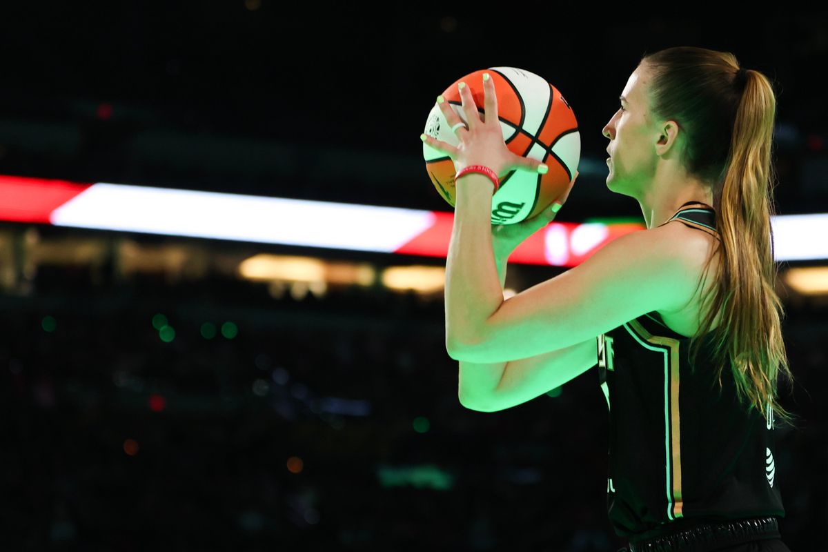 Sabrina Ionescu del New York Liberty participa en un desafío de 3 puntos contra Stephen Curry de los Golden State Warriors durante el State Farm Juego de Estrellas el sábado por la noche en el Lucas Oil Stadium el 17 de febrero de 2024 en Indianápolis, Indiana.