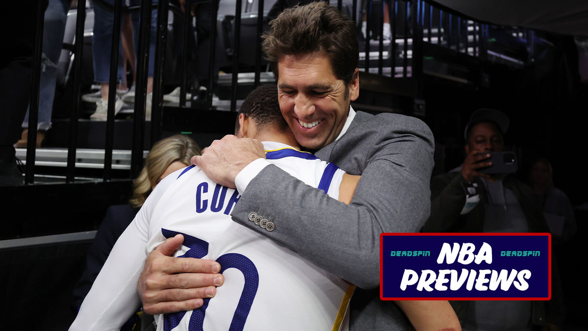StephCurry abraza al gerente general Bob Myers después de una victoria de los Golden State Warriors en los playoffs
