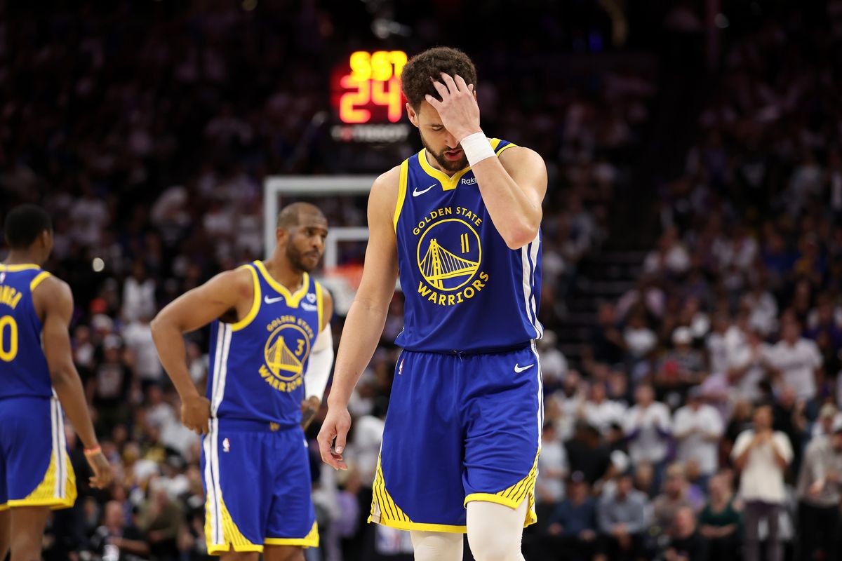 SACRAMENTO, CALIFORNIA - ABRIL 16: Klay Thompson #11 de los Golden State Warriors reacciona después de fallar un disparo contra los Sacramento Kings en el Segunda mitad durante el Torneo Play-In en el Golden 1 Center el 16 de abril de 2024 en Sacramento, California. NOTA PARA EL USUARIO: Usuario reconoce y acepta expresamente que, al descargar y o usar esta fotografía, el Usuario acepta los términos y condiciones de Getty Images Acuerdo de licencia. (Foto de Ezra Shaw/Getty Images)