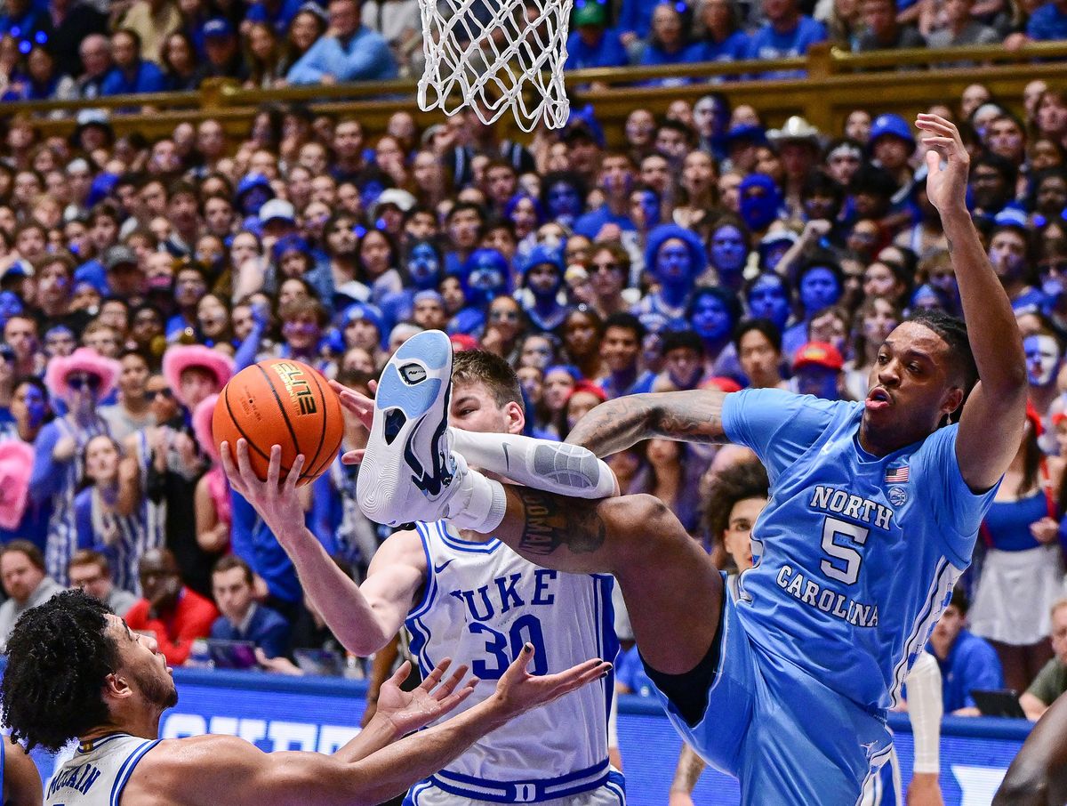 Kyle Filipowski de los Duke Blue Devils lucha contra Armando Bacot de los Tar Heels de Carolina del Norte para recuperarse durante el juego en Cameron Indoor Stadium el 9 de marzo de 2024 en Durham, Carolina del Norte. Los Tar Heels ganaron 84-79.