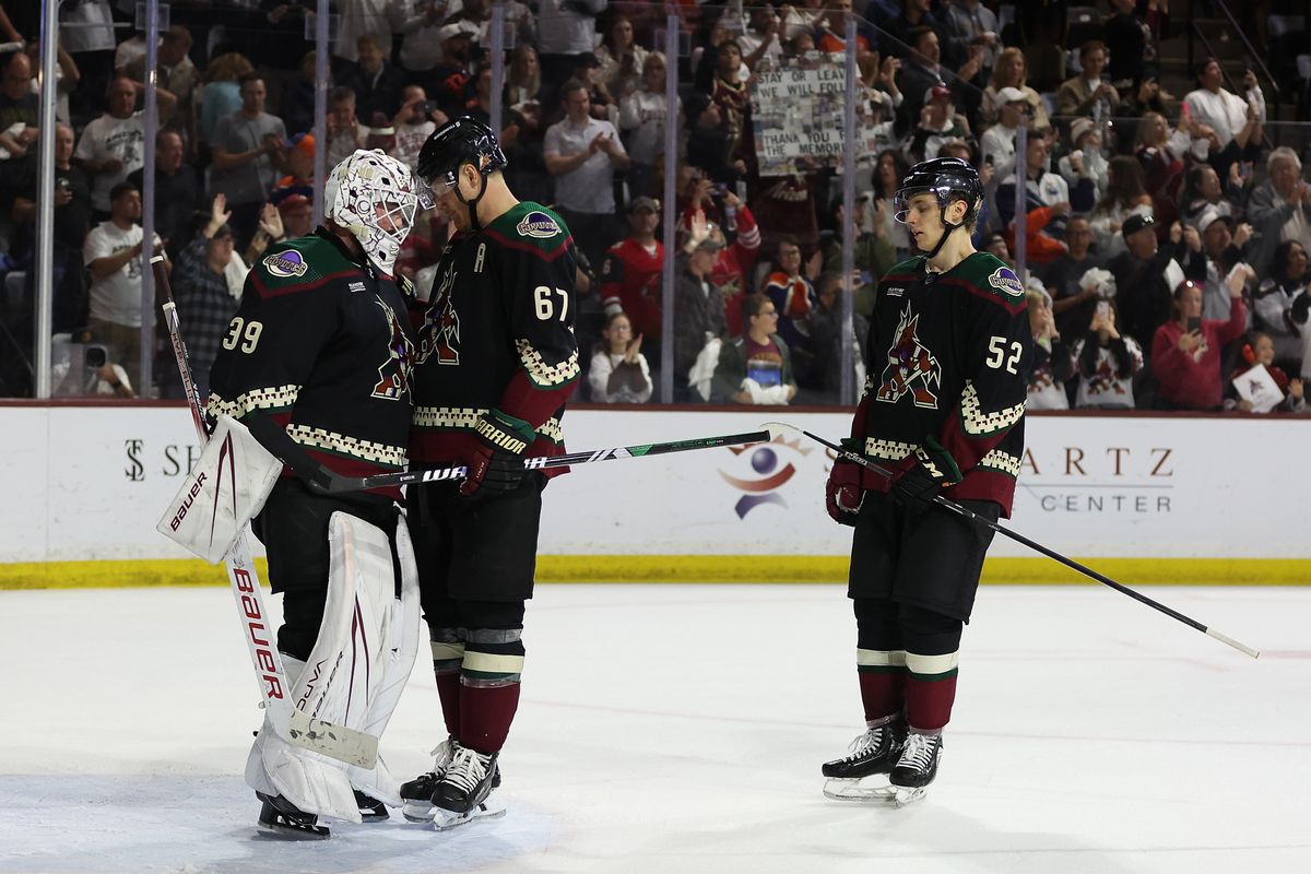 TEMPE, ARIZONA - 17 DE ABRIL: El portero Connor Ingram #39 de los Coyotes de Arizona es felicitado por Lawson Crouse #67 y Vladislav Kolyachonok #52  después de derrotar a los Edmonton Oilers en el juego de la NHL en Mullett Arena el 17 de abril de 2024 en Tempe, Arizona. Los Coyotes derrotaron a los Oilers 5-2. (Foto de Christian Petersen/Getty Images)