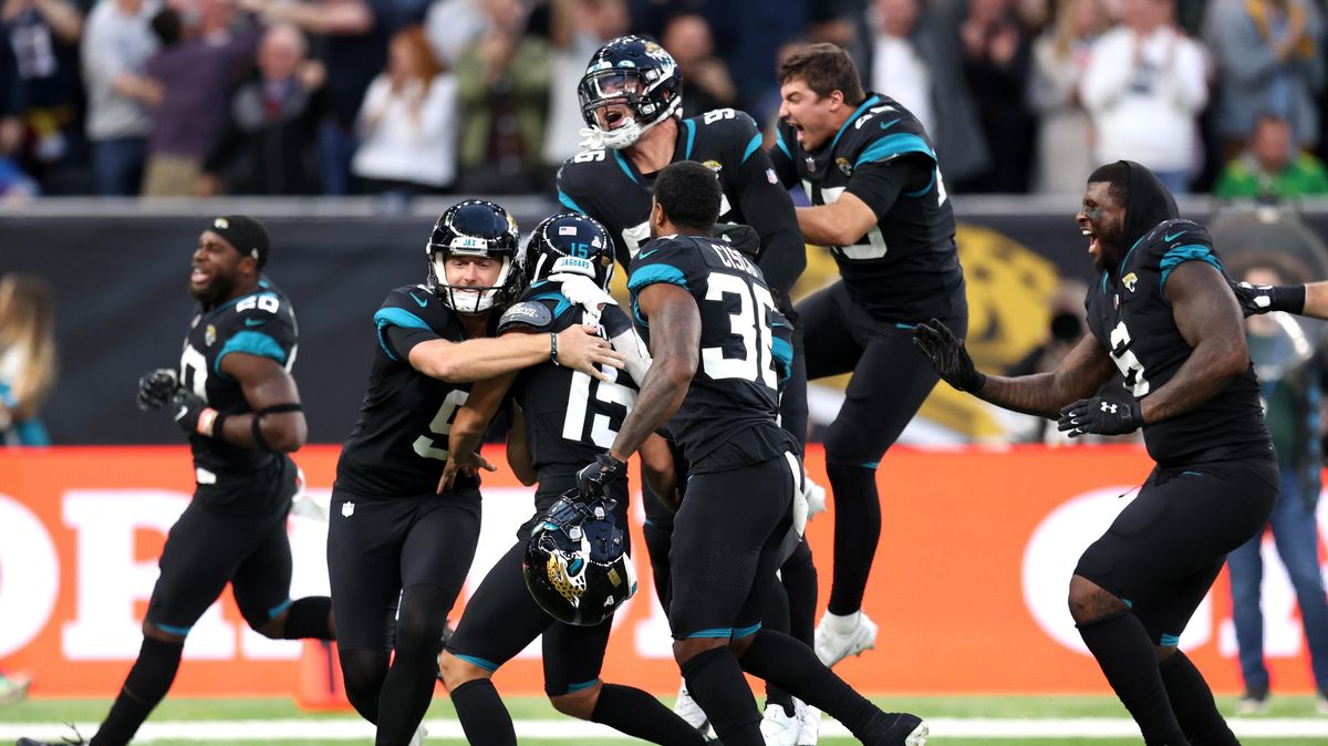 The Jaguars celebrate a win — mercifully — to mark the end of their 20-game losing streak.