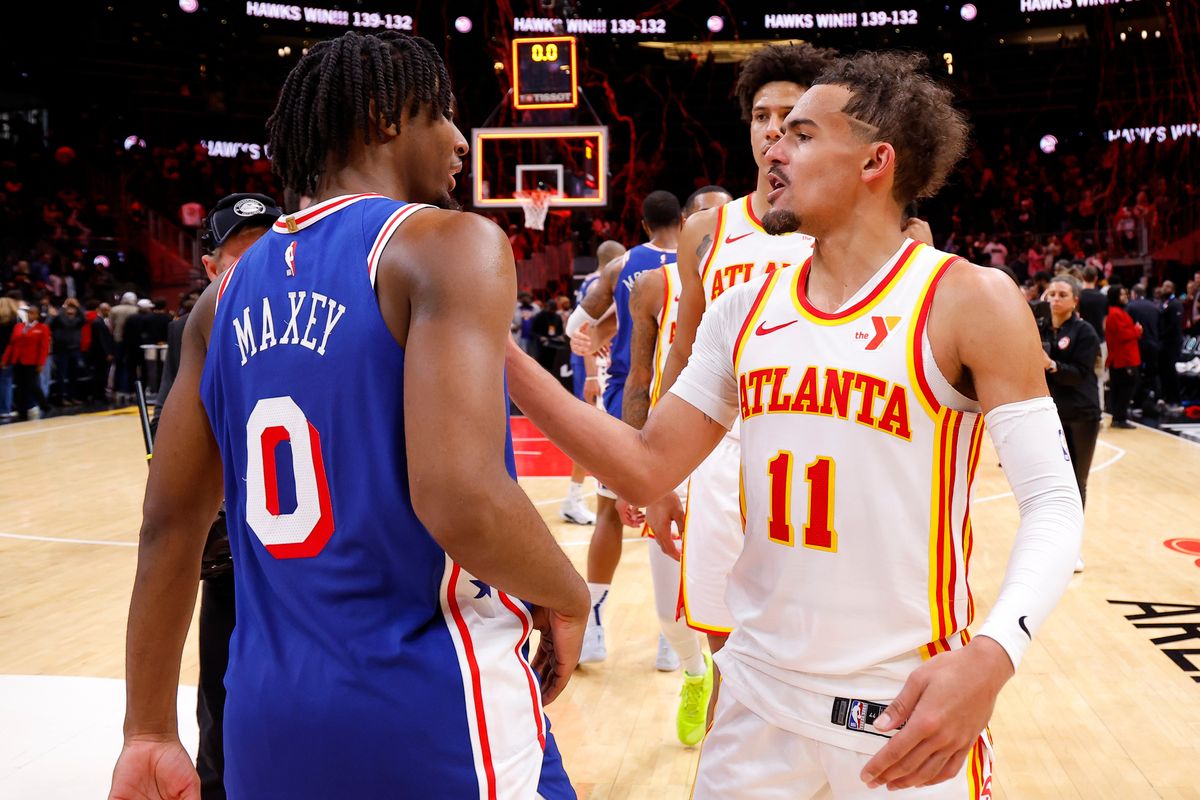 Tyrese Maxey (l.) and Trae Young