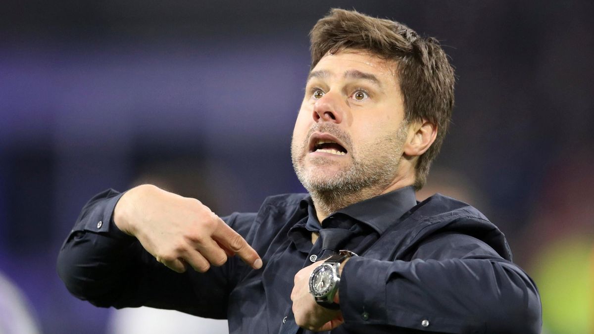 Mauricio Pochettino points to Chelsea’s newest manager.