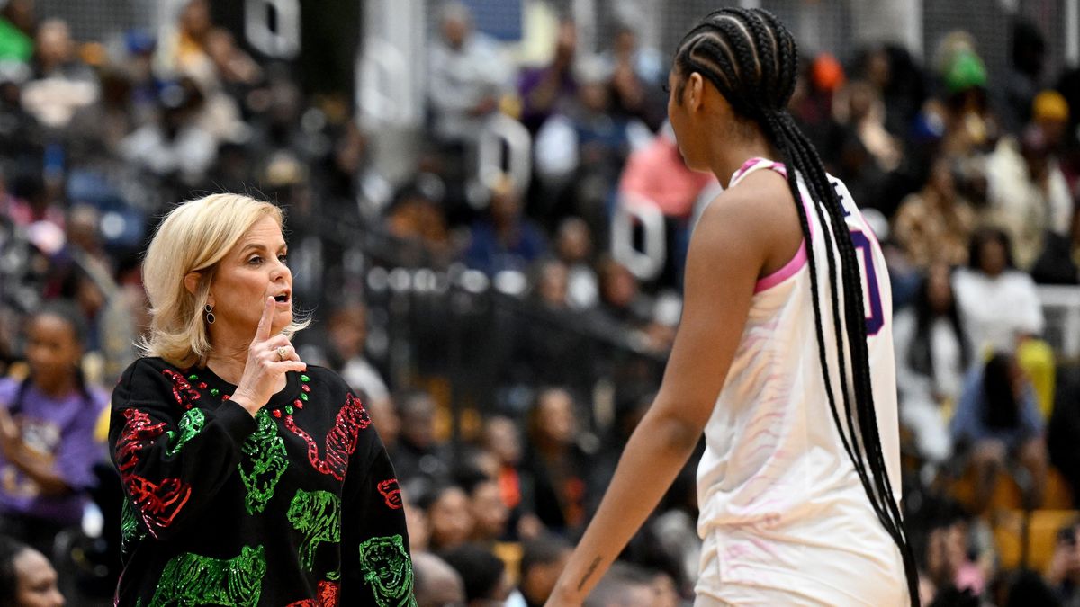 Kim Mulkey (izq.) y Angel Reese.