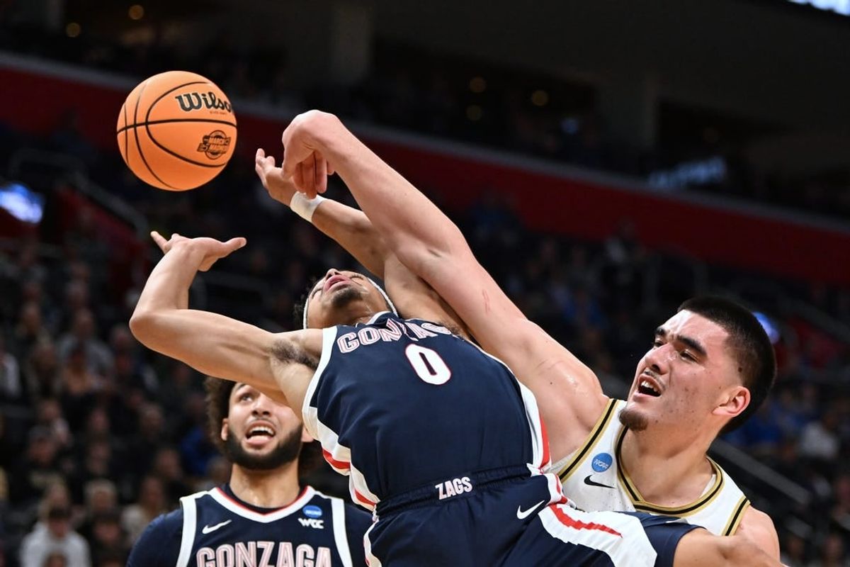 Mar 29, 2024; Detroit, MN, USA; Gonzaga Bulldogs guard Ryan Nembhard (0) battles Purdue Boilermakers center Zach Edey (15) for the ball in the first half during the NCAA Tournament Midwest Regional at Little Caesars Arena.