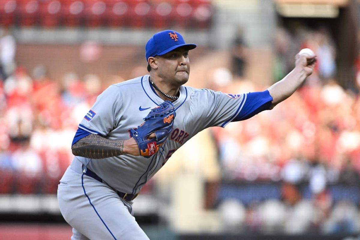 May 6, 2024; St. Louis, Missouri, USA;  New York Mets starting pitcher Sean Manaea (59) pitches against the St. Louis Cardinals during the first inning at Busch Stadium.