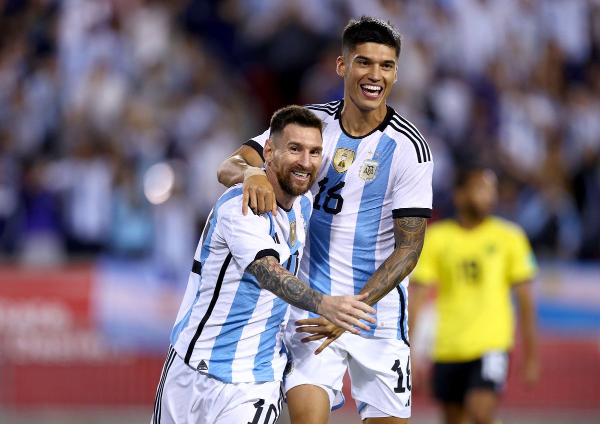 Leo Messi (left)
