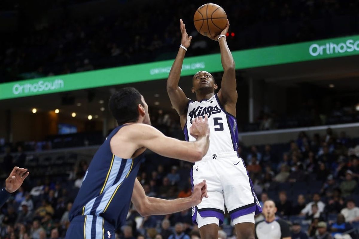 Jan 29, 2024; Memphis, Tennessee, USA; Sacramento Kings guard De'Aaron Fox (5) shoots during the first half against the Memphis Grizzlies at FedExForum.