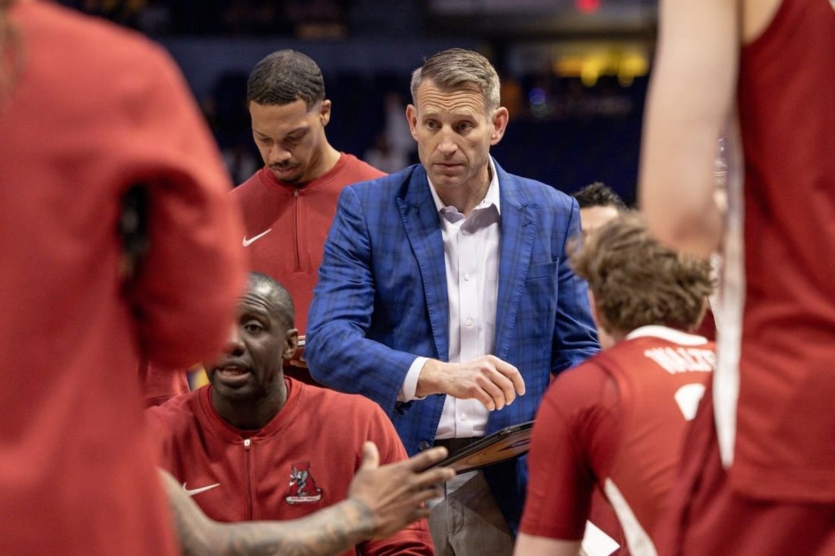 Feb 10, 2024; Baton Rouge, Louisiana, USA;  Alabama Crimson Tide head coach Nate Oats speaks to his players during a time out in the first half against the LSU Tigers at Pete Maravich Assembly Center.