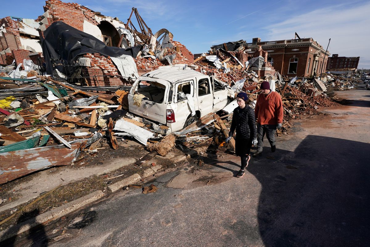 As a tornado ripped through the Midwest, Arizona’s men’s basketball team had to take Ubers.