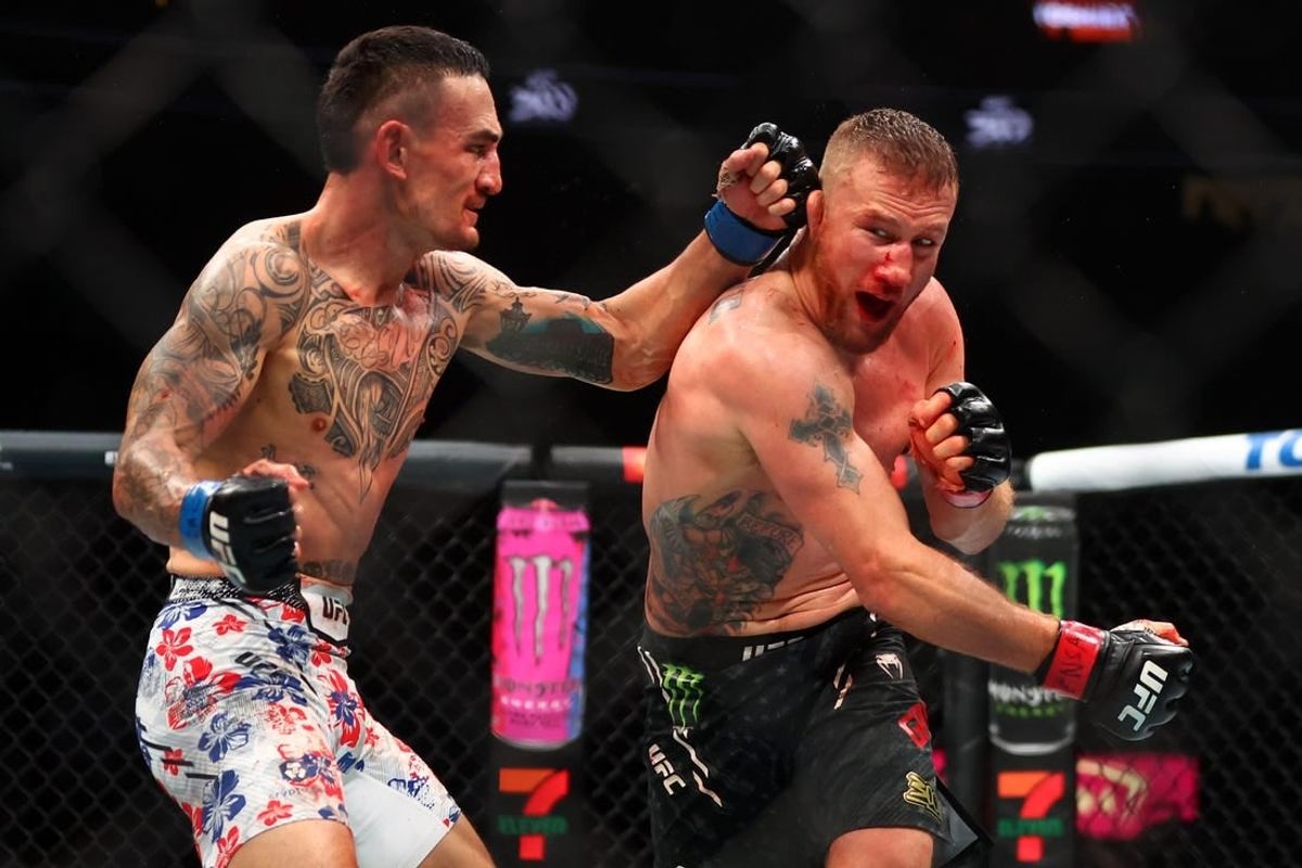 Apr 13, 2024; Las Vegas, Nevada, USA; Max Holloway (blue gloves) fights Justin Gaethje (red gloves) during UFC 300 at T-Mobile Arena.