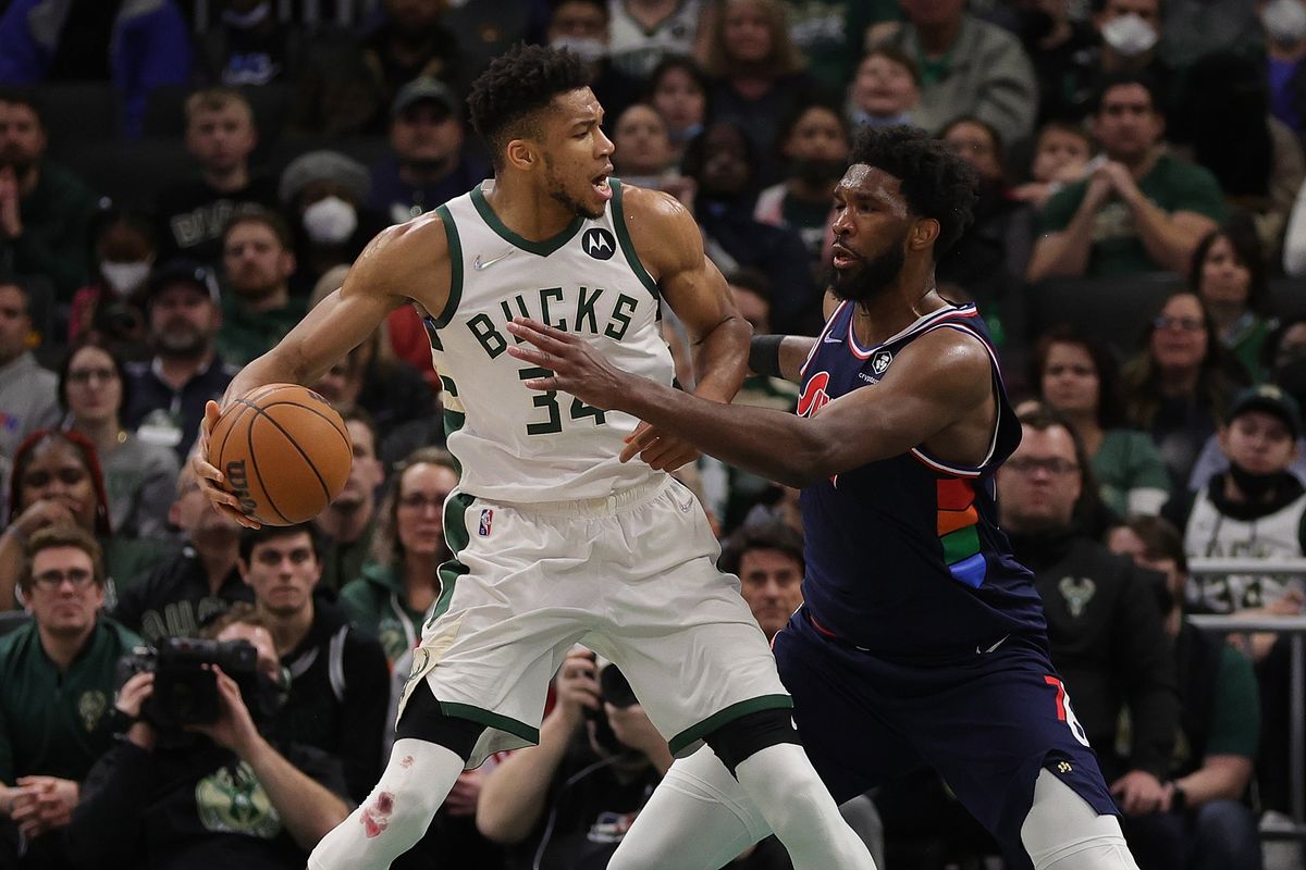 Giannis Antetokounmpo (l.) and Joel Embiid