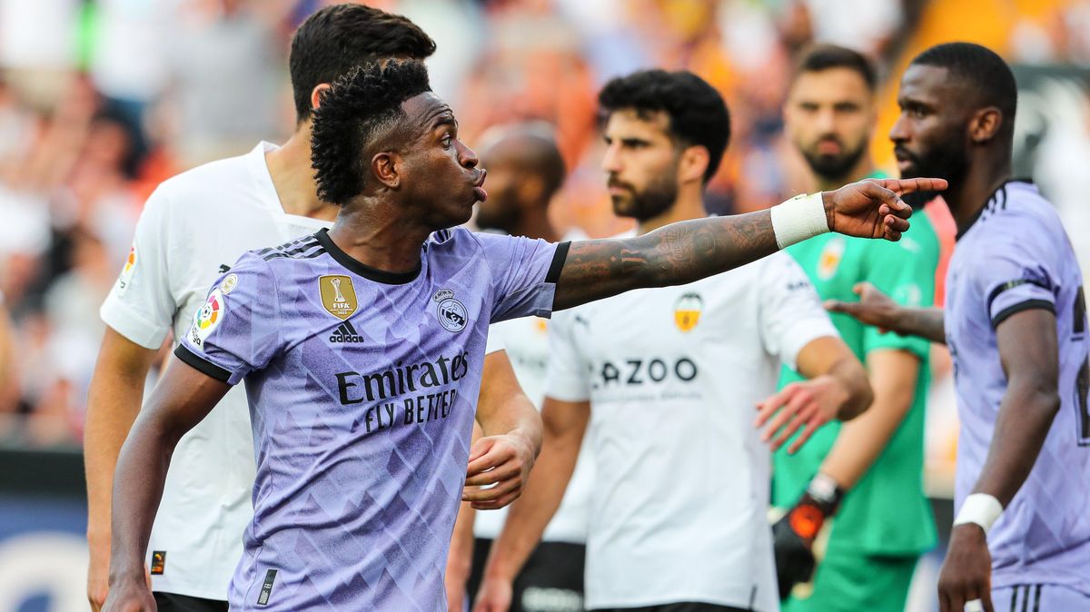 Real Madrid’s Vinicius Junior protests during a La Liga match played against Valencia CF.