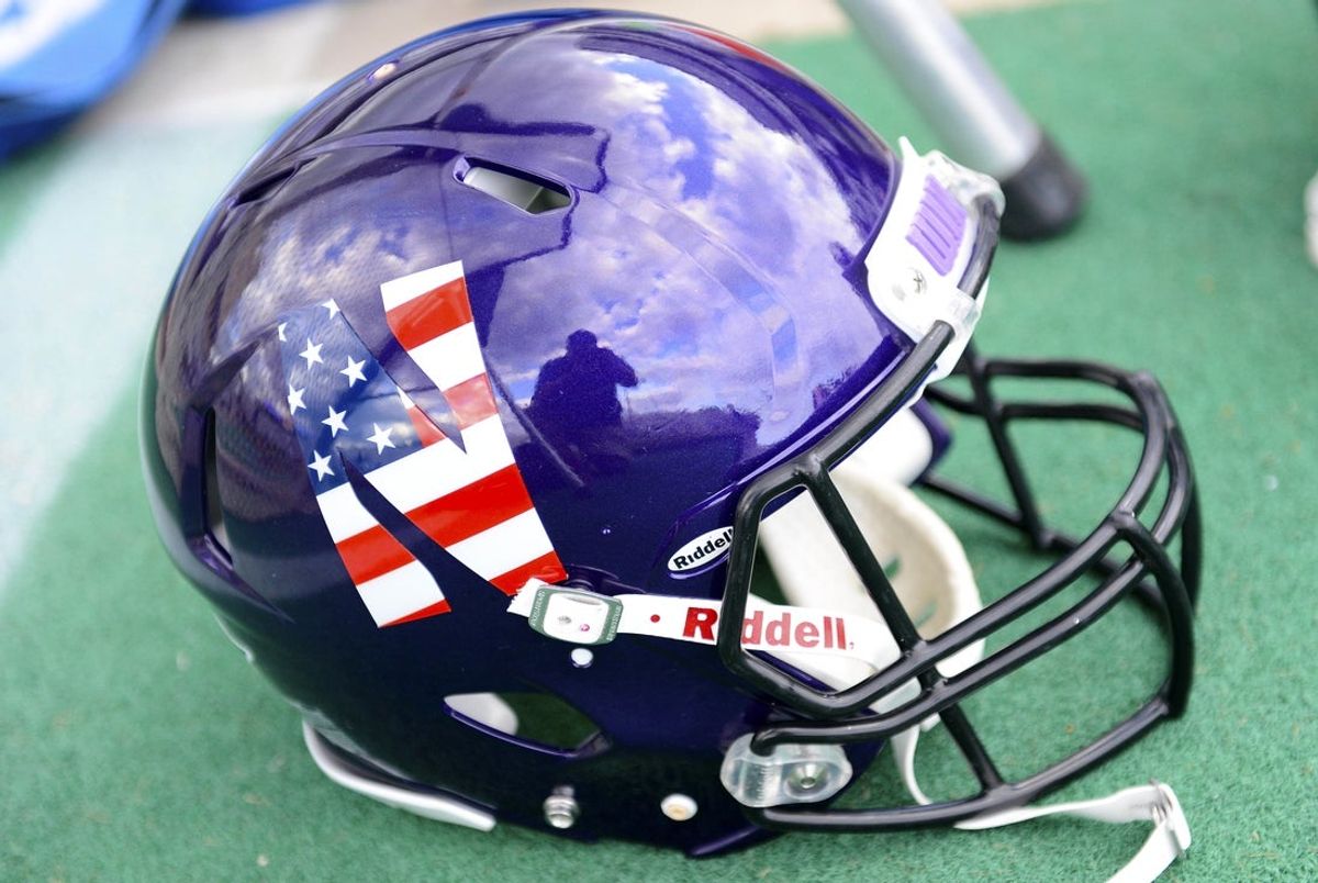08 de setembro de 2012; Evanston, Illinois, EUA; Uma visão detalhada do capacete da Northwestern antes do jogo contra o Vanderbilt no Ryan Field. Crédito obrigatório: Mike DiNovo-Imagn Images