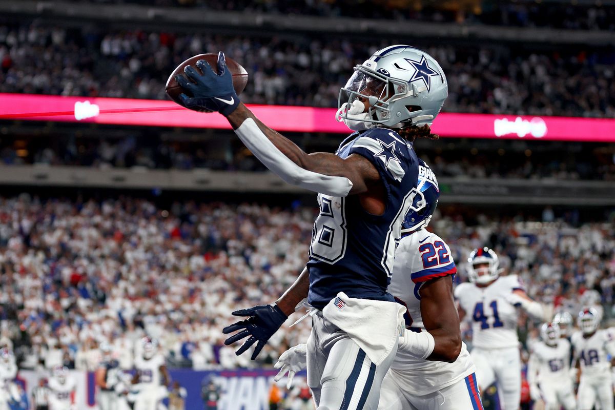 Dallas Cowboys WR CeeDee Lamb makes an incredible one-handed grab for a TD