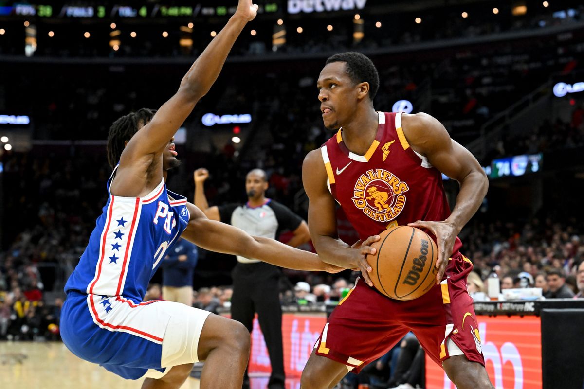 Rajon Rondo (r.)