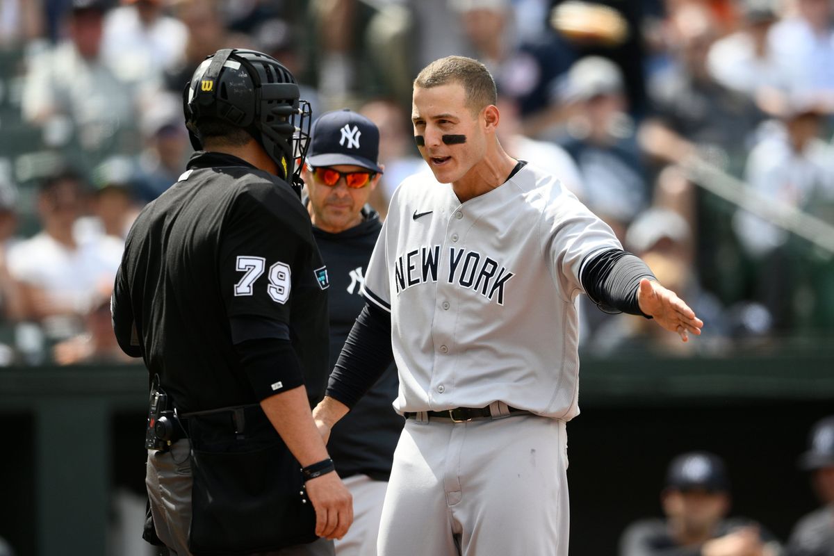 Anthony Rizzo argues with umpire Manny Gonzalez.