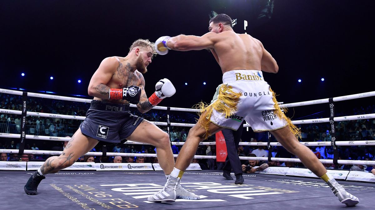 Jake Paul manages to dodge at least one strike from Tommy Fury, but in the end, he came up short. Because he’s a fraud.