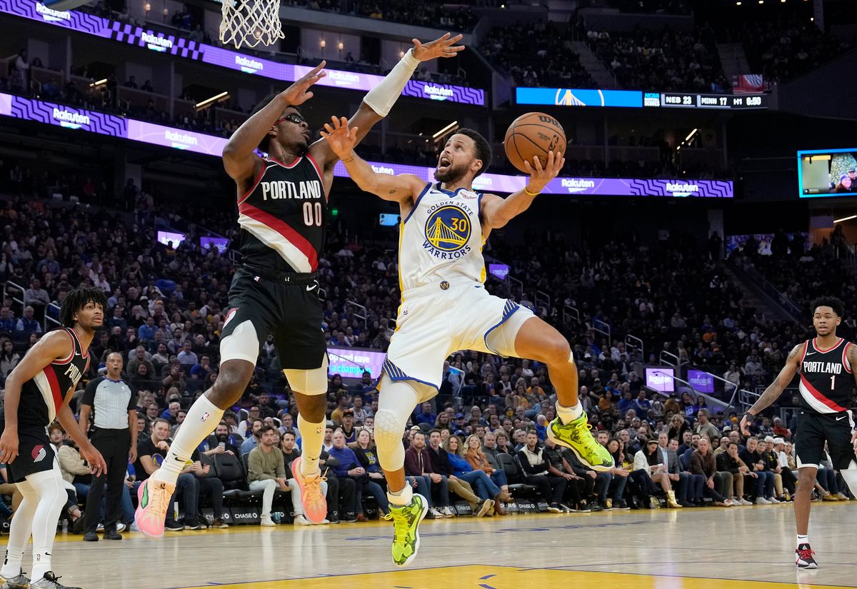 Steph Curry (r.) and the Warriors have fallen from their elite status.