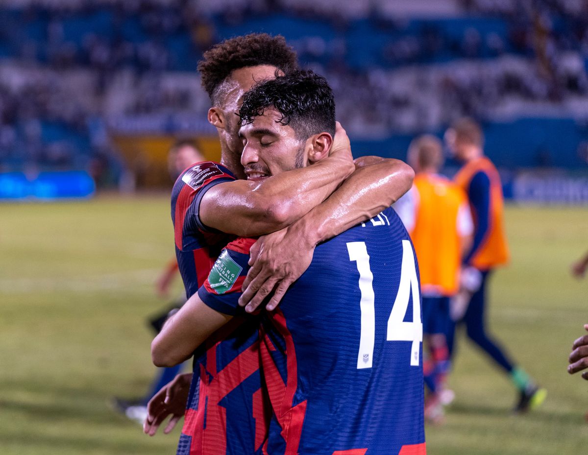 Antonee Robinson (l.) and Ricardo Pepi