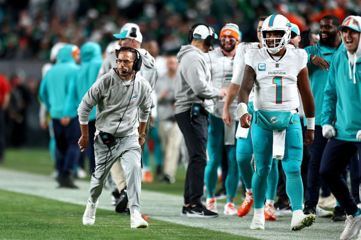 Mike McDaniel (izquierda) y Tua Tagovailoa