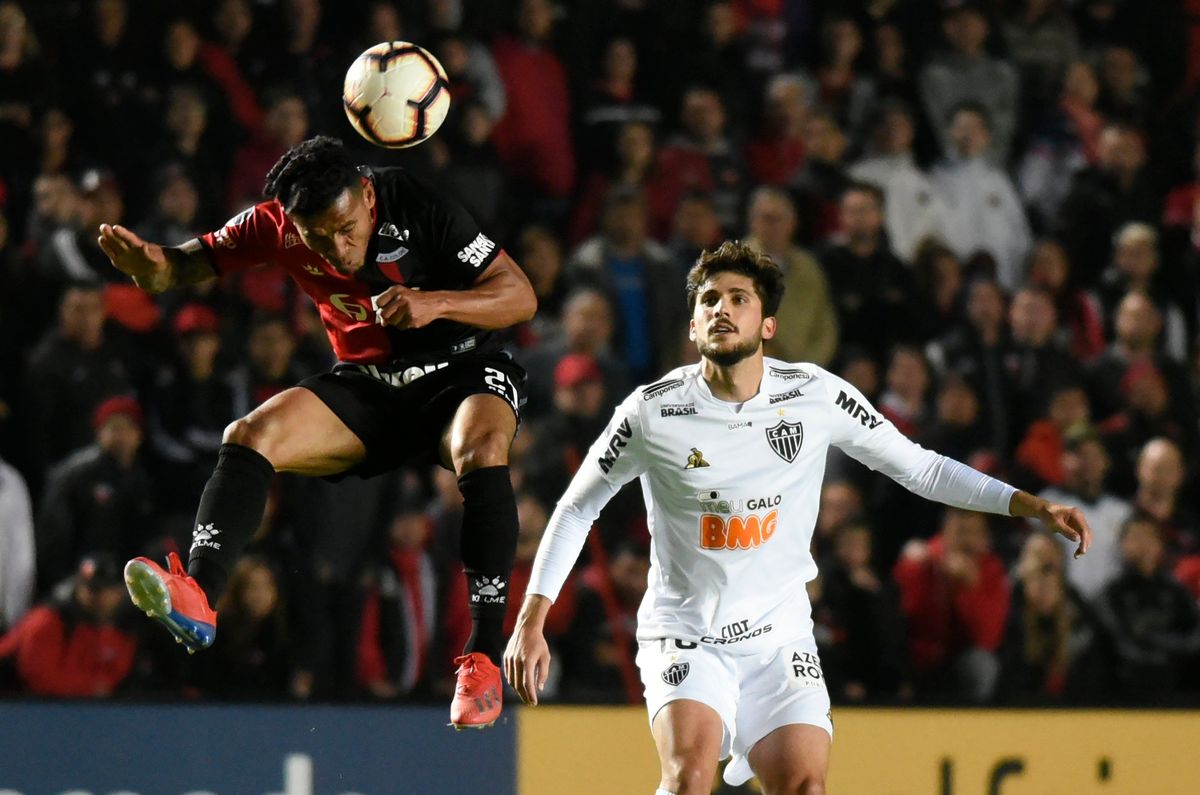 Federico Lertora (l.) and  Igor Rabello vie for the ball during their Copa America semifinal in 2019.