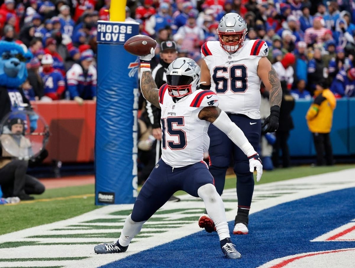New England Patriots running back Ezekiel Elliott (15) celebrates his 6-yard touchdown run.