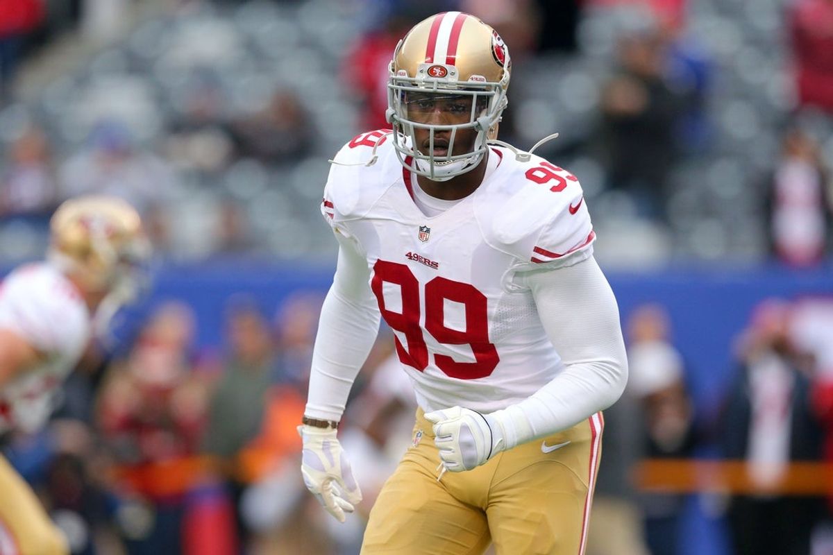 16 de novembro de 2014; East Rutherford, NJ, EUA; O linebacker do San Francisco 49ers, Aldon Smith (99), se aquece antes de um jogo contra o New York Giants no MetLife Stadium. Crédito obrigatório: Brad Penner-Imagn Images