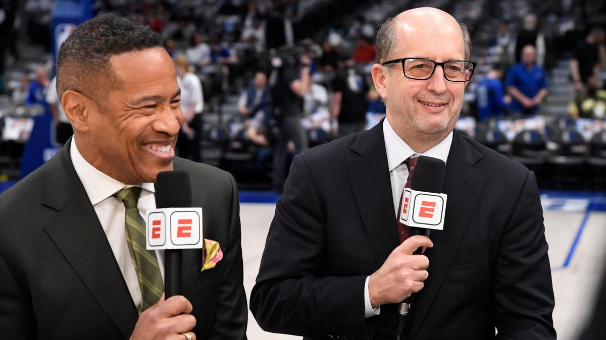 The Dallas Mavericks want Jeff Van Gundy (r.) to join Jason Kidd’s coaching staff