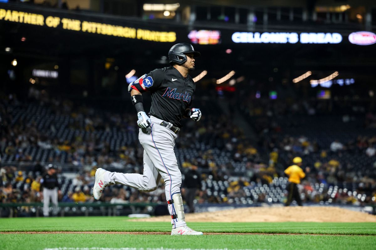 PITTSBURGH, PENNSYLVANIA - 29 DE SEPTIEMBRE: Luis Arraez #3 de los Marlins de Miami corre a primera después de batear un sencillo en la octava entrada de  el juego contra los Piratas de Pittsburgh en PNC Park el 29 de septiembre de 2023 en Pittsburgh, Pensilvania. (Foto de Lauren Leigh Bacho/Getty Images )