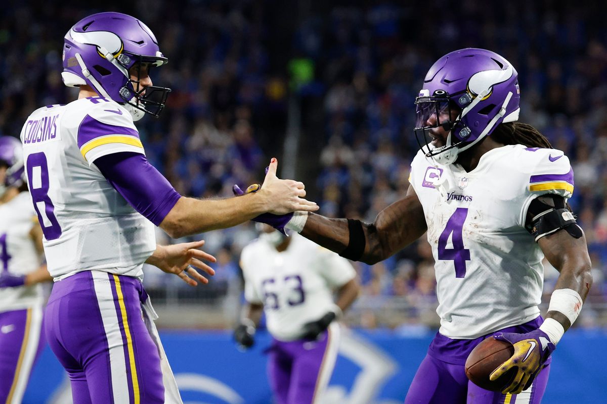 Minnesota Vikings QB Kirk Cousins (l.) and RB Dalvin Cook