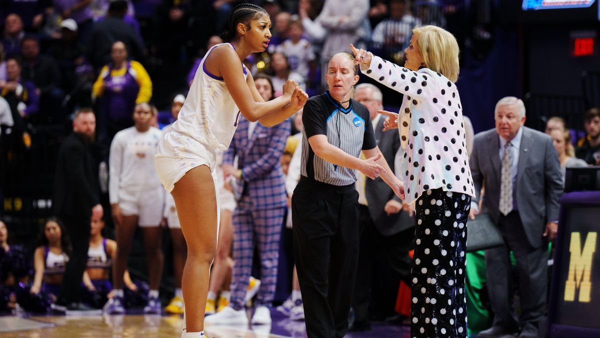 LSU coach Kim Mulkey (r.) has mishandled the Angel Reese situation.