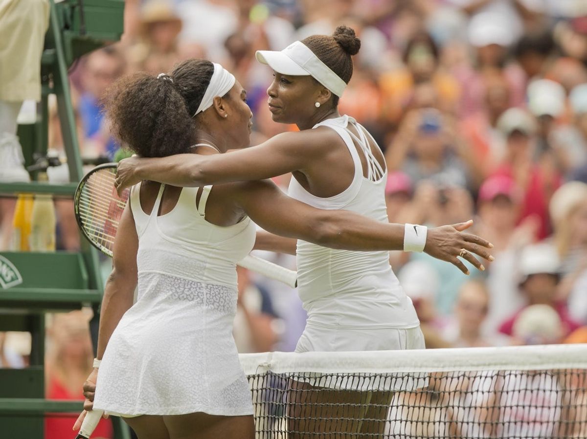 6 de julho de 2015; Londres, Reino Unido; Serena Williams (EUA) e Venus Williams (EUA) se abraçam na rede após a partida do sétimo dia do The Championships Wimbledon no AELTC. Crédito obrigatório: Susan Mullane-Imagn Images