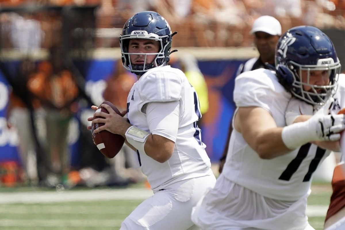 Sep 2, 2023; Austin, Texas, USA; Rice Owls quarterback JT Daniels (18) looks to pass during the first half against the Texas Longhorns at Darrell K Royal-Texas Memorial Stadium.