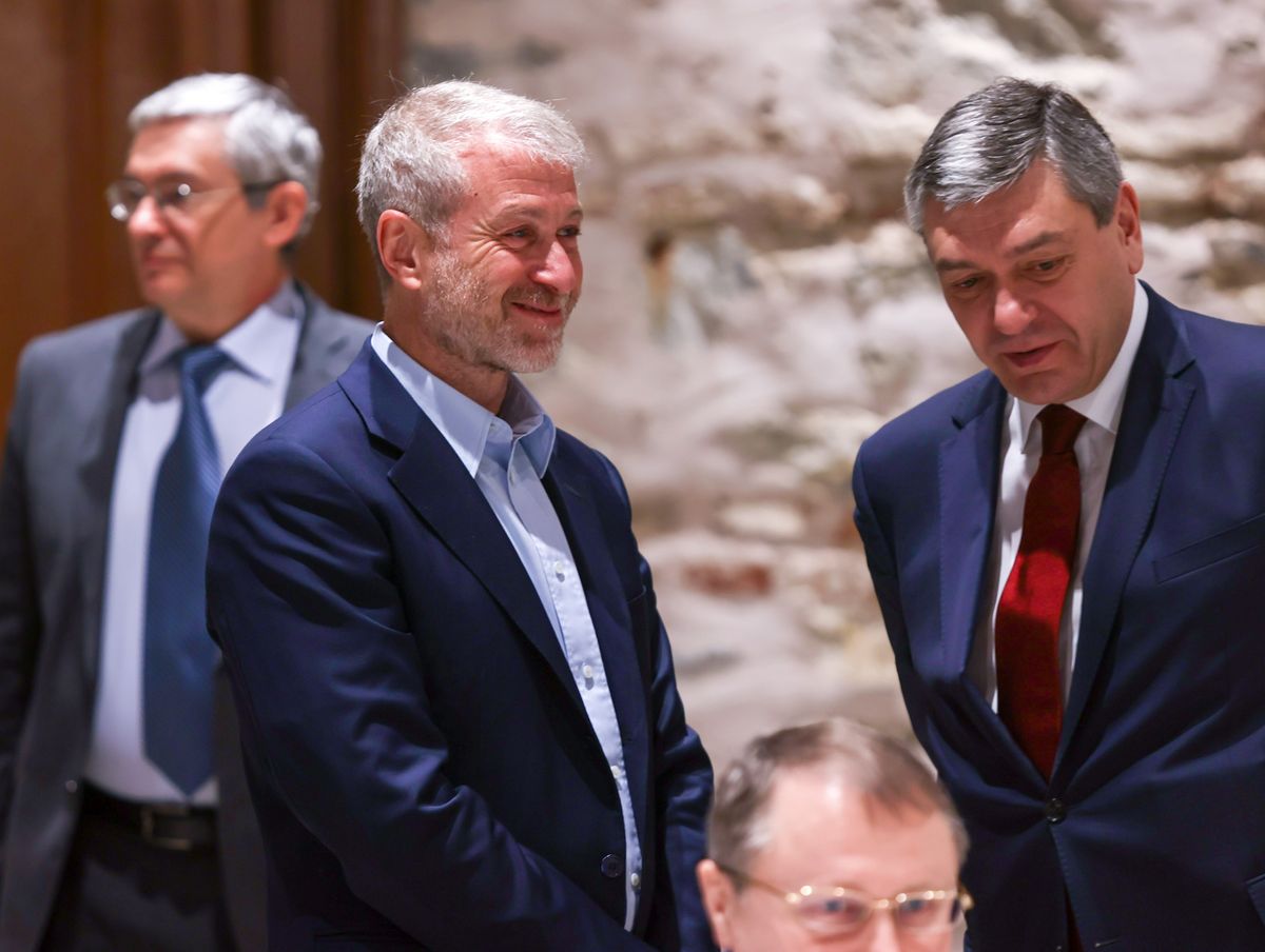 Roman Abramovich (left) in Istanbul for peace talks with R ussian and Ukrainian  delegations .