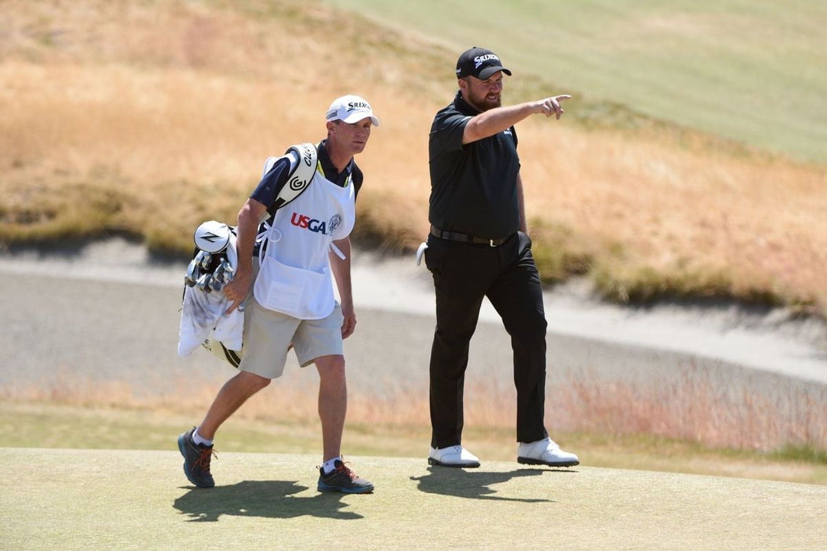 20 de junho de 2015; University Place, WA, EUA; Shane Lowry (à direita) e o caddie Dermot Byrne (à esquerda) caminham para o segundo green na terceira rodada do torneio de golfe do US Open 2015 em Chambers Bay. Crédito obrigatório: Kyle Terada-Imagn Images