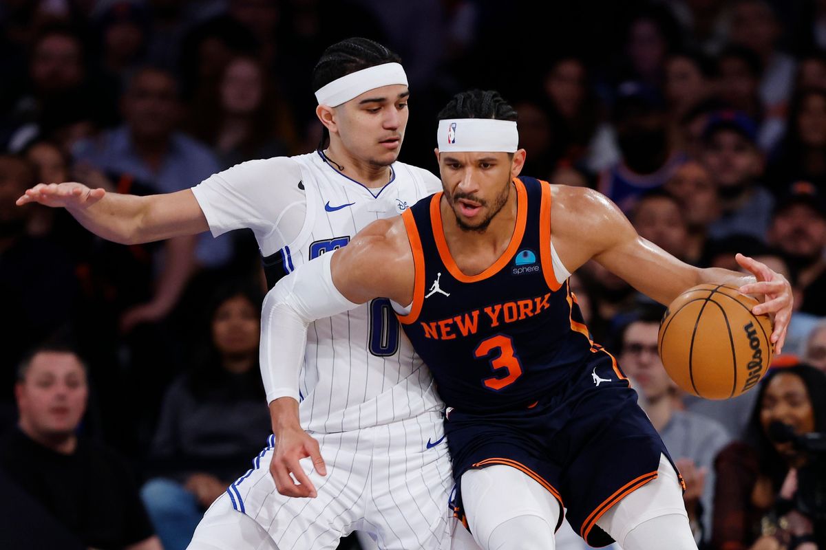 Josh Hart de los Knicks de Nueva York regatea contra Anthony Black del Magic de Orlando durante la primera mitad en el Madison Square Garden en marzo 8 de agosto de 2024 en la ciudad de Nueva York.